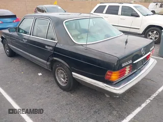 1983 Mercedes-Benz 300 SD z VIN WDBCB20A7DB045764, wystawiony jako IAAI lot #41504450 z przebiegiem 169 882 mil mil oraz . Historia ofert i sprzedaży dostępna na DreamBid. Obrazek 3.