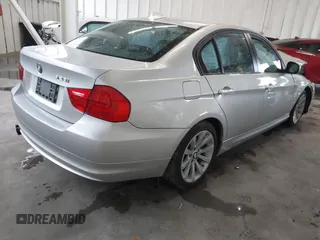 2011 BMW 3 Series 328i xDrive z VIN WBAPK7C57BA820806, wystawiony jako IAAI lot #42226837 z przebiegiem 128 770 mil mil oraz . Historia ofert i sprzedaży dostępna na DreamBid. Obrazek 4.