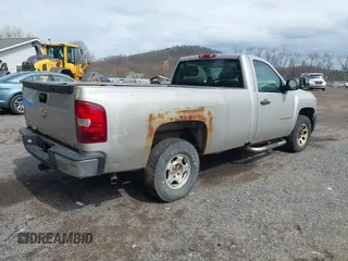 2009 Chevrolet Silverado 1500 LT w/1LT with VIN 1GCEC14009Z188511, listed as a IAAI auction lot 41949101 with 489,749 mi miles. Bid and sale history available at carsss.com. Image 4.
