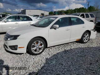 2012 Ford Fusion SE z VIN 3FAHP0HA3CR239922, wystawiony jako Copart lot #56977125 z przebiegiem 181 438 mil mil oraz Czysty tytuł • Clean title. Historia ofert i sprzedaży dostępna na DreamBid. Obrazek 1.