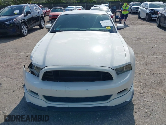 2013 Ford Mustang V6 z VIN 1ZVBP8AM2D5250074, wystawiony jako IAAI lot #42081635 z przebiegiem 135 958 mil mil oraz . Historia ofert i sprzedaży dostępna na DreamBid. Obrazek 12.