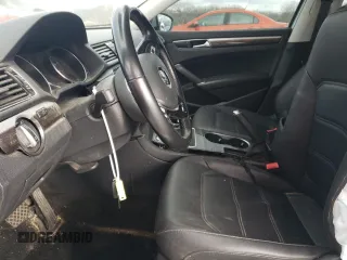 2018 Volkswagen Passat SE z VIN 1VWBA7A34JC016593, wystawiony jako Copart lot #86755894 z przebiegiem 98 351 mil mil oraz Szkoda całkowita • Salvage title. Historia ofert i sprzedaży dostępna na DreamBid. Obrazek 7.