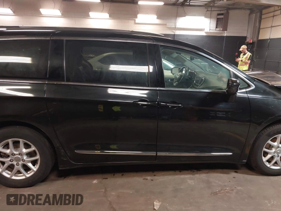 2020 Chrysler Pacifica Touring L with VIN 2C4RC1BG2LR280156, listed as a IAAI auction lot 42182406 with 105,038 mi miles and . Bid and sale history available at DreamBid. Image 13.