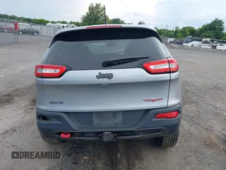 2017 Jeep Cherokee Trailhawk z VIN 1C4PJMBB8HW565462, wystawiony jako IAAI lot #42696507 z przebiegiem 114 819 mil mil oraz . Historia ofert i sprzedaży dostępna na DreamBid. Obrazek 16.