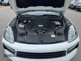 2019 Porsche Cayenne z VIN WP1AA2AY8KDA14157, wystawiony jako Copart lot #57858365 z przebiegiem 121 791 mil mil oraz Czysty tytuł • Clean title. Historia ofert i sprzedaży dostępna na DreamBid. Obrazek 8.