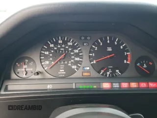 1990 BMW M3 z VIN WBSAK031XLAE33645, wystawiony jako Copart lot #69832174 z przebiegiem 174 343 mil mil oraz Szkody całkowita. Historia ofert i sprzedaży dostępna na DreamBid. Obrazek 9.