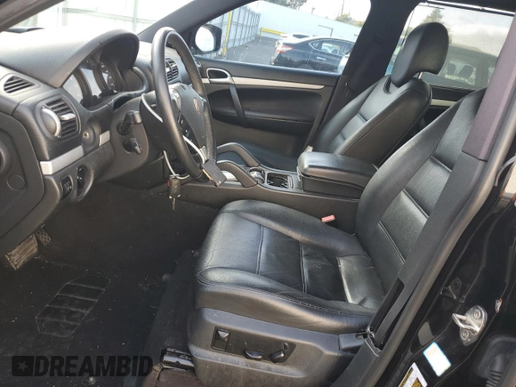 2010 Porsche Cayenne z VIN WP1AA2AP9ALA08542, wystawiony jako Copart lot #53385205 z przebiegiem 136 484 mil mil oraz Tytuł czysty. Historia ofert i sprzedaży dostępna na DreamBid. Obrazek 7.