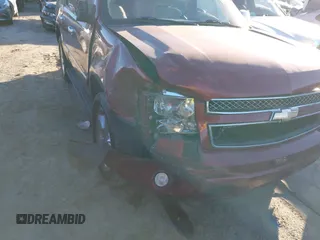 2010 Chevrolet Tahoe LTZ z VIN 1GNUCCE03AR183627, wystawiony jako IAAI lot #40912231 z przebiegiem 234 841 mil mil oraz . Historia ofert i sprzedaży dostępna na DreamBid. Obrazek 6.