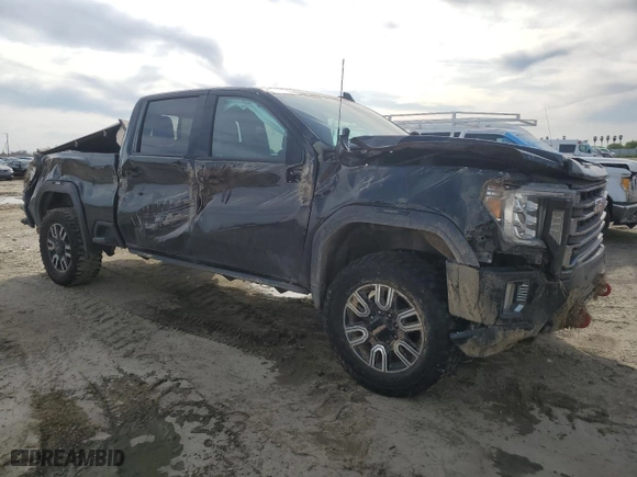 2021 GMC Sierra 2500HD AT4 with VIN 1GT49PEY0MF193638, listed as a Copart auction lot 48352925 with 140,995 mi miles and Salvage Title. Bid and sale history available at carsss.com. Image 4.