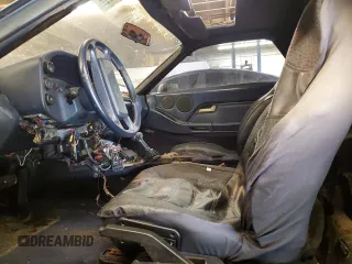 1984 Porsche 928 z VIN WP0JB0925ES861303, wystawiony jako Copart lot #41979575 z przebiegiem 114 593 mil mil oraz Nie do naprawy. Historia ofert i sprzedaży dostępna na DreamBid. Obrazek 7.