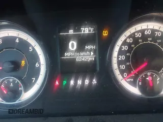 2018 Ram 1500 Tradesman z VIN 1C6RR6FG8JS284091, wystawiony jako IAAI lot #41439973 z przebiegiem 62 429 mil mil oraz . Historia ofert i sprzedaży dostępna na DreamBid. Obrazek 7.