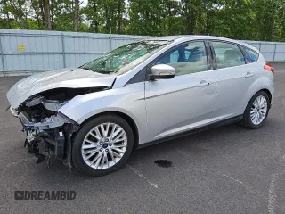 2016 Ford Focus Titanium z VIN 1FADP3N2XGL302872, wystawiony jako Copart lot #56711745 z przebiegiem 140 087 mil mil oraz Czysty tytuł • Clean title. Historia ofert i sprzedaży dostępna na DreamBid. Obrazek 1.