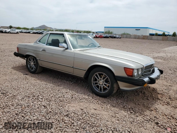 1987 Mercedes-Benz 560 SL z VIN WDBBA48D0HA061731, wystawiony jako Copart lot #56622425 z przebiegiem 121 214 mil mil oraz Czysty tytuł • Clean title. Historia ofert i sprzedaży dostępna na DreamBid. Obrazek 4.