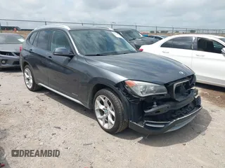 2014 BMW X1 xDrive28i z VIN WBAVL1C50EVY18264, wystawiony jako IAAI lot #42106042 z przebiegiem 60 245 mil mil oraz . Historia ofert i sprzedaży dostępna na DreamBid. Obrazek 1.