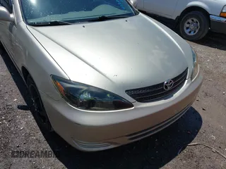 2002 Toyota Camry LE z VIN 4T1BE32K42U592181, wystawiony jako IAAI lot #42206721 z przebiegiem 299 947 mil mil oraz . Historia ofert i sprzedaży dostępna na DreamBid. Obrazek 6.