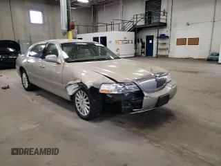 2005 Lincoln Town Car Signature z VIN 1LNHM81W55Y670818, wystawiony jako Copart lot #53279985 z przebiegiem 95 939 mil mil oraz Szkoda całkowita • Salvage title. Historia ofert i sprzedaży dostępna na DreamBid. Obrazek 13.