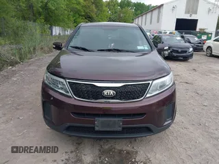 2014 Kia Sorento LX z VIN 5XYKTCA64EG456833, wystawiony jako IAAI lot #42332635 z przebiegiem 165 521 mil mil oraz . Historia ofert i sprzedaży dostępna na DreamBid. Obrazek 6.