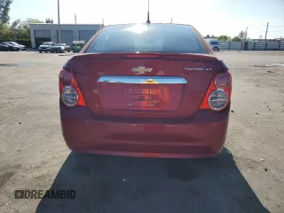 2013 Chevrolet Sonic LT z VIN 1G1JC5SG3D4161677, wystawiony jako Copart lot #57042015 z przebiegiem 81 088 mil mil oraz Szkody całkowita. Historia ofert i sprzedaży dostępna na DreamBid. Obrazek 6.