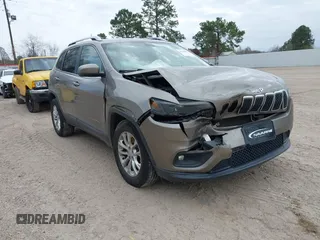2019 Jeep Cherokee Latitude z VIN 1C4PJMCB2KD347681, wystawiony jako IAAI lot #41590472 z przebiegiem 142 491 mil mil oraz . Historia ofert i sprzedaży dostępna na DreamBid. Obrazek 1.