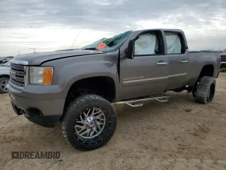 2013 GMC Sierra 2500HD Denali z VIN 1GT125E82DF169949, wystawiony jako Copart lot #46119035 z przebiegiem 141 066 mil mil oraz Szkoda całkowita • Salvage title. Historia ofert i sprzedaży dostępna na DreamBid. Obrazek 1.