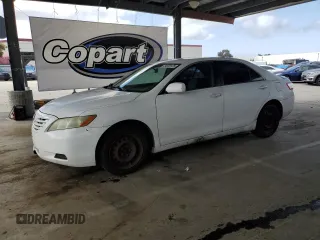 2008 Toyota Camry LE z VIN 4T4BE46KX8R027061, wystawiony jako Copart lot #54970125 z przebiegiem 240 237 mil mil oraz Czysty tytuł • Clean title. Historia ofert i sprzedaży dostępna na DreamBid. Obrazek 1.