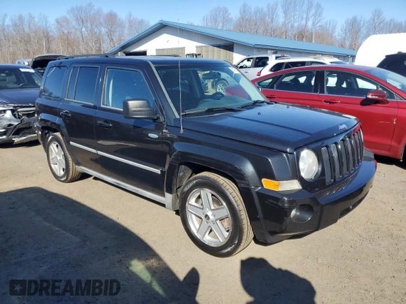 2010 Jeep Patriot Latitude z VIN 1J4NT1GA6AD646990, wystawiony jako Copart lot #47791155 z przebiegiem 131 904 mil mil oraz Czysty tytuł • Clean title. Historia ofert i sprzedaży dostępna na DreamBid. Obrazek 4.