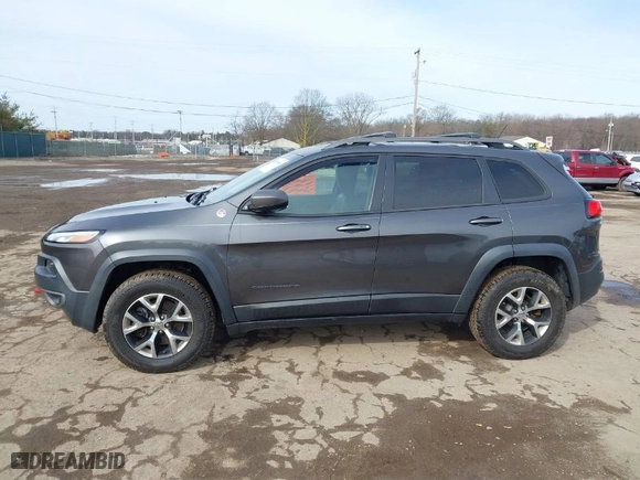 2015 Jeep Cherokee Trailhawk with VIN 1C4PJMBS8FW702624, listed as a IAAI auction lot 41828049 with 87,407 mi miles. Bid and sale history available at carsss.com. Image 15.