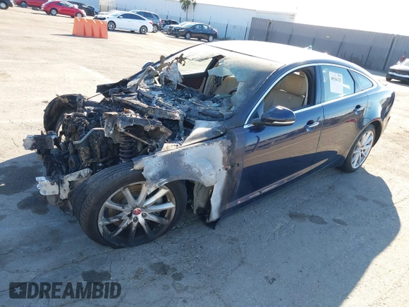 2015 Jaguar XJ with VIN SAJWA1CZ8F8V82299, listed as a IAAI auction lot 40586325 with 1 mi miles. Bid and sale history available at carsss.com. Image 16.