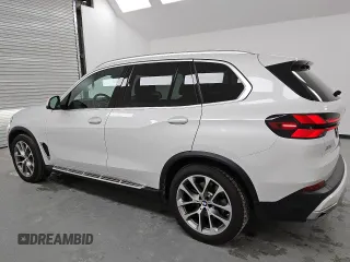 2024 BMW X5 xDrive40i z VIN 5UX23EU01R9T52728, wystawiony jako Copart lot #49401515 z przebiegiem 512 mil mil oraz Tytuł czysty. Historia ofert i sprzedaży dostępna na DreamBid. Obrazek 2.