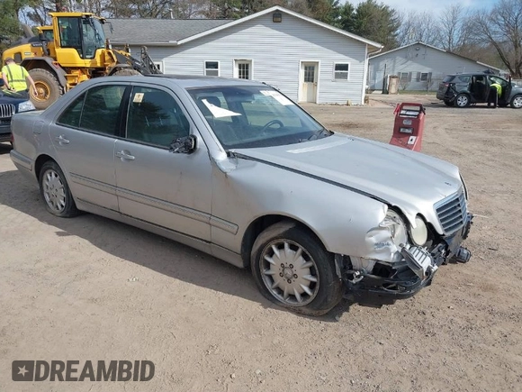 2000 Mercedes-Benz E-Class with VIN WDBJF82J0YX037784, listed as a IAAI auction lot 41768970 with 144,062 mi miles. Bid and sale history available at carsss.com. Image 1.