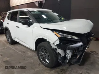 2023 Nissan Rogue S z VIN 5N1BT3AB2PC939334, wystawiony jako IAAI lot #42469396 z przebiegiem 29 754 mil mil oraz . Historia ofert i sprzedaży dostępna na DreamBid. Obrazek 1.