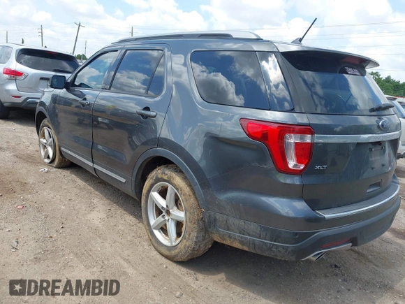 2018 Ford Explorer XLT z VIN 1FM5K7D8XJGC53906, wystawiony jako IAAI lot #42381320 z przebiegiem 142 782 mil mil oraz . Historia ofert i sprzedaży dostępna na DreamBid. Obrazek 3.