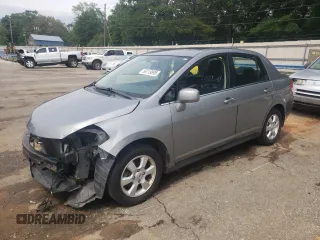 2007 Nissan Versa SL z VIN 3N1BC11E57L416352, wystawiony jako Copart lot #56119895 z przebiegiem 134 958 mil mil oraz Szkoda całkowita • Salvage title. Historia ofert i sprzedaży dostępna na DreamBid. Obrazek 1.