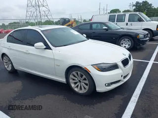 2011 BMW 3 Series 328i z VIN WBAPH7C55BE675353, wystawiony jako IAAI lot #42177053 z przebiegiem 162 373 mil mil oraz . Historia ofert i sprzedaży dostępna na DreamBid. Obrazek 1.