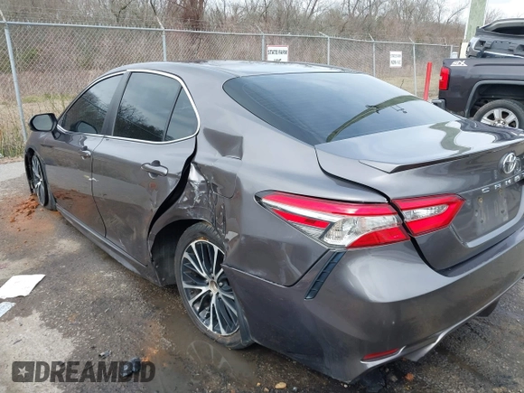 2018 Toyota Camry LE z VIN 4T1B11HK8JU635944, wystawiony jako IAAI lot #41672751 z przebiegiem 174 514 mil mil oraz . Historia ofert i sprzedaży dostępna na DreamBid. Obrazek 3.