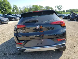 2021 Buick Encore GX Essence z VIN KL4MMGSL0MB153181, wystawiony jako Copart lot #62407445 z przebiegiem 50 864 mil mil oraz Szkoda całkowita • Salvage title. Historia ofert i sprzedaży dostępna na DreamBid. Obrazek 6.