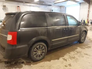 2014 Chrysler Town & Country S with VIN 2C4RC1HG2ER201417, listed as a IAAI auction lot 41319619 with 178,447 mi miles. Bid and sale history available at carsss.com. Image 4.