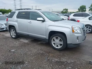 2011 GMC Terrain SLT-1 z VIN 2CTFLUE57B6311839, wystawiony jako IAAI lot #42366480 z przebiegiem 253 565 mil mil oraz . Historia ofert i sprzedaży dostępna na DreamBid. Obrazek 1.