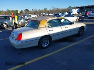 2001 Lincoln Town Car Cartier z VIN 1LNHM83W21Y621003, wystawiony jako IAAI lot #41291516 z przebiegiem 145 455 mil mil oraz . Historia ofert i sprzedaży dostępna na DreamBid. Obrazek 4.