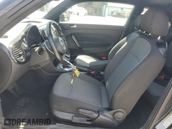 2018 Volkswagen Beetle S z VIN 3VWFD7AT6JM717370, wystawiony jako Copart lot #55814455 z przebiegiem 87 902 mil mil oraz Szkoda całkowita • Salvage title. Historia ofert i sprzedaży dostępna na DreamBid. Obrazek 7.
