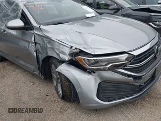 2024 Volkswagen Jetta SE z VIN 3VWEM7BU9RM083387, wystawiony jako IAAI lot #42431499 z przebiegiem 32 476 mil mil oraz . Historia ofert i sprzedaży dostępna na DreamBid. Obrazek 6.