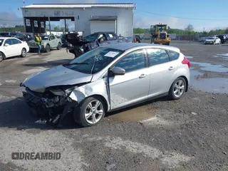 2012 Ford Focus SE z VIN 1FAHP3K27CL241013, wystawiony jako IAAI lot #42198812 z przebiegiem 121 888 mil mil oraz . Historia ofert i sprzedaży dostępna na DreamBid. Obrazek 2.