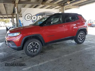2025 Jeep Compass Trailhawk z VIN 3C4NJDDNXST553759, wystawiony jako Copart lot #64247685 z przebiegiem 9 314 mil mil oraz Szkoda całkowita • Salvage title. Historia ofert i sprzedaży dostępna na DreamBid. Obrazek 1.