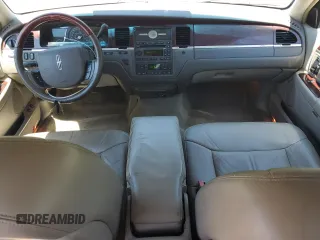 2005 Lincoln Town Car Signature Limited z VIN 1LNHM82W25Y637483, wystawiony jako Copart lot #55955475 z przebiegiem 1 346 114 mil mil oraz Czysty tytuł • Clean title. Historia ofert i sprzedaży dostępna na DreamBid. Obrazek 8.