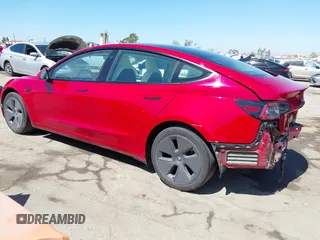 2023 Tesla Model 3 z VIN 5YJ3E1EA6PF566326, wystawiony jako IAAI lot #42687125 z przebiegiem 43 548 mil mil oraz . Historia ofert i sprzedaży dostępna na DreamBid. Obrazek 3.
