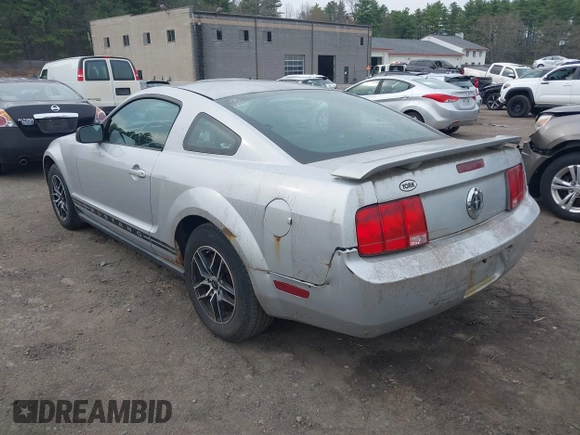 2005 Ford Mustang Deluxe with VIN 1ZVFT80N855107025, listed as a IAAI auction lot 42080576 with 177,401 mi miles. Bid and sale history available at carsss.com. Image 3.