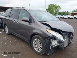 2016 Toyota Sienna XLE z VIN 5TDYK3DC3GS714599, wystawiony jako IAAI lot #42240471 z przebiegiem 135 746 mil mil oraz . Historia ofert i sprzedaży dostępna na DreamBid. Obrazek 1.
