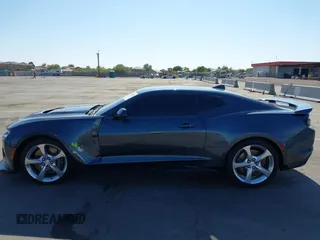 2023 Chevrolet Camaro ZL1 z VIN 1G1FK1R6XP0105522, wystawiony jako IAAI lot #42100363 z przebiegiem 8 771 mil mil oraz . Historia ofert i sprzedaży dostępna na DreamBid. Obrazek 14.