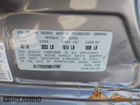 2011 Chevrolet Aveo 1LT z VIN KL1TD5DE5BB147997, wystawiony jako IAAI lot #39010016 z przebiegiem 111 680 mil mil oraz . Historia ofert i sprzedaży dostępna na DreamBid. Obrazek 9.