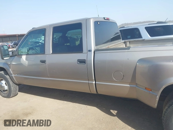 2000 Chevrolet Silverado 3500 z VIN 1GCHK33J0YF437640, wystawiony jako IAAI lot #41796214 z przebiegiem 139 411 mil mil oraz . Historia ofert i sprzedaży dostępna na DreamBid. Obrazek 14.
